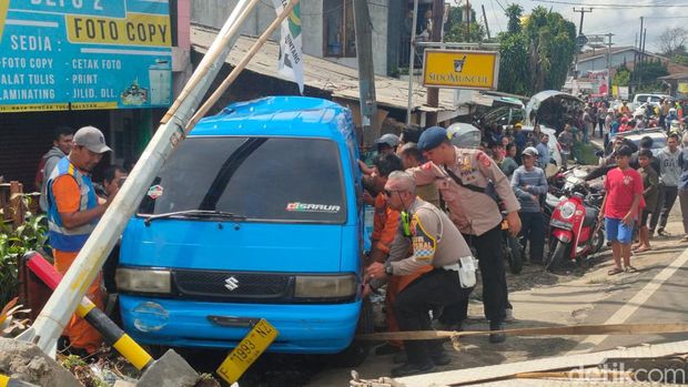 Petugas mengevakuasi lima kendaraan yang terlibat kendaraan beruntun di Puncak, Bogor.