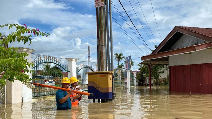 Petugas PLN lakukan pemulihan aliran listrik akibat banjir.
