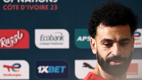 Egypts forward #10 Mohamed Salah arrives for a press conference at the palais de la Culture in Abidjan on January 21, 2024 on the eve of the 2024 Africa Cup of Nations (CAN) football match between Egypt and Cape Verde. (Photo by FRANCK FIFE / AFP)