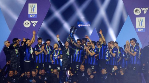 Inter Milans players celebrate with the trophy after winning the Italian Super Cup final football match between Napoli and Inter Milan at Al-Awwal Park Stadium in Riyadh, on January 22, 2024. (Photo by Fayez NURELDINE / AFP)