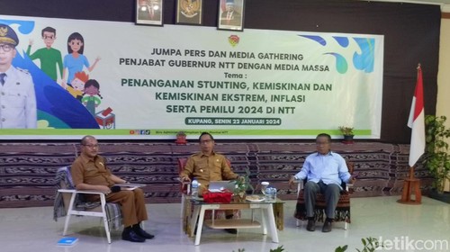 Pj Gubernur NTT, Ayodhia G. L. Kalake (tengah) didampingi Sekda NTT Kosmas D. Laba (kiri) dan Staf Khusus Pj Gubernur NTT, Prof Alo Liliweri, Senin (22/1/2024). (Simon Selly)