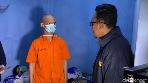 Polisi menggelar rekonstruksi kasus Argiyan Arbirama membunuh mahasiswi di Depok.