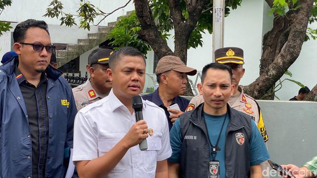 Polisi menggelar rekonstruksi kasus Argiyan Arbirama membunuh mahasiswi di Depok.
