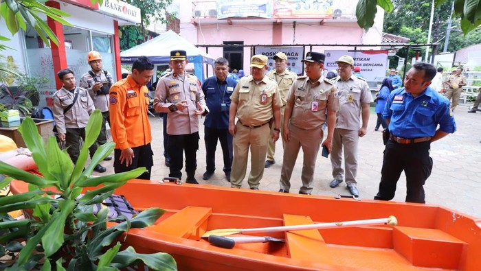 Polsek dan Camat Mampang Prapatan membentuk Kampung Siaga Bencana mengahapi musim banjir.