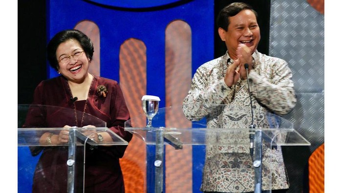 Menhan sekaligus capres nomor urut 2 Prabowo Subianto mengucapkan selamat ulang tahun kepada Presiden RI ke-5 Megawati Soekarnoputri. Prabowo mengunggah foto-foto dirinya bersama Megawati di akun media sosial.
