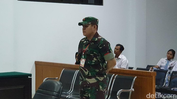 Pratu Richal menjalani sidang vonis atas kasus pembunuhan terhadap pemilik warkop di Medan. Ia divonis 1,5 tahun penjara. (Goklas Wisely)