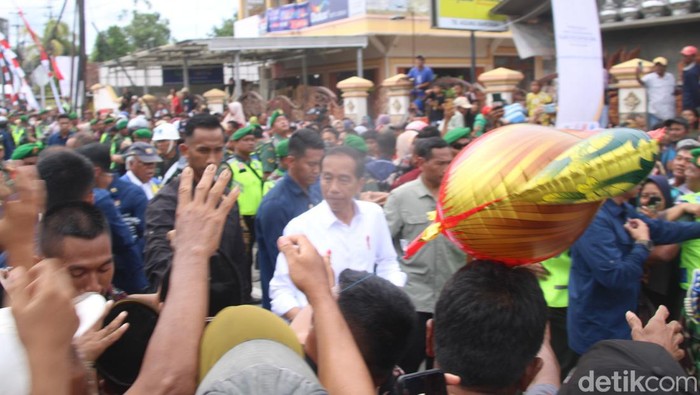 Antusias warga Blora sambut Presiden Jokowi.