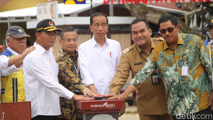 Presiden Jokowi meresmikan ruas jalan inpres di Blora, Selasa (23/1/2024).