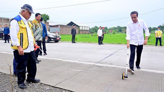 Presiden Jokowi tinjau perbaikan jalan di Jawa Tengah.