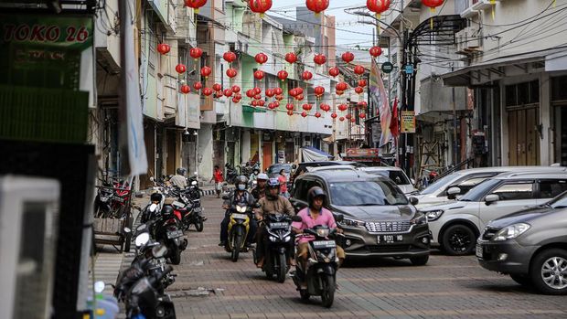 Sejumlah kendaraan melintas di kawasan gapura Pecinan Kota Semarang, Jawa Tengah, Selasa (23/1/2024). Pemkot Semarang akan melakukan program revitalisasi kawasan Pecinan dengan mengalokasikan dana mencapai Rp10,5 miliar melalui Anggaran Pendapatan Belanja Daerah (APBD) tahun 2024, revitalisasi itu meliputi melakukan penataan protokol jalan lingkungan, perkampungan dan saluran air di Pecinan sebagai upaya meningkatkan daya tarik kunjung wisatawan. ANTARA FOTO/Makna Zaezar/aww.