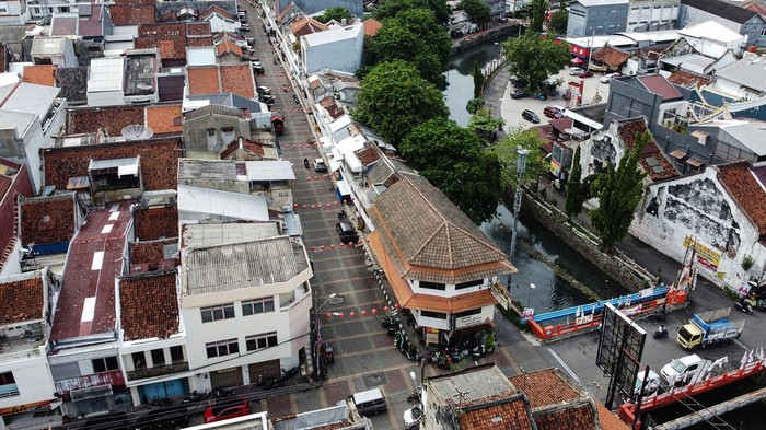 Program Revitalisasi Pecinan di Semarang Sejumlah kendaraan melintas di kawasan gapura Pecinan Kota Semarang, Jawa Tengah, Selasa (23/1/2024). Pemkot Semarang akan melakukan program revitalisasi kawasan Pecinan dengan mengalokasikan dana mencapai Rp10,5 miliar melalui Anggaran Pendapatan Belanja Daerah (APBD) tahun 2024, revitalisasi itu meliputi melakukan penataan protokol jalan lingkungan, perkampungan dan saluran air di Pecinan sebagai upaya meningkatkan daya tarik kunjung wisatawan. ANTARA FOTO/Makna Zaezar/aww.
