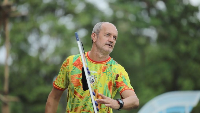 Risto Vidakovic di sesi latihan PSS Sleman, Senin (22/1/2024).