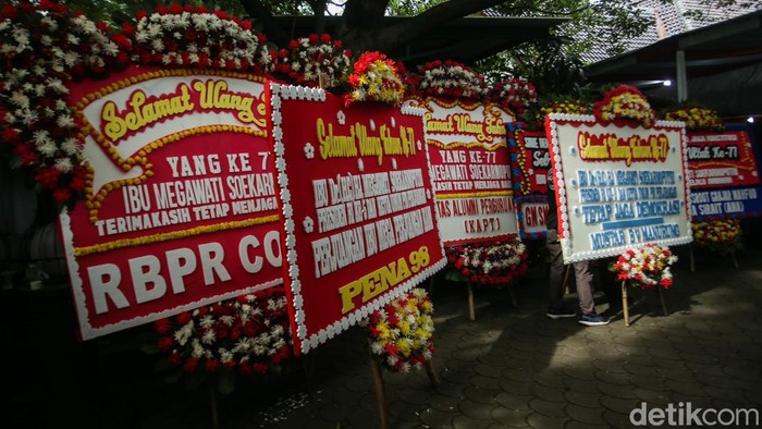 Sejumlah karangan bunga berjejer di kediaman Presiden RI ke-5 Megawati Soekarnoputri di Jakarta, Selasa (23/1/2024).