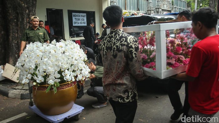 Ragam Karangan Bunga Ulang Tahun Hiasi Kediaman Megawati Sejumlah karangan bunga berjejer di kediaman Presiden RI ke-5 Megawati Soekarnoputri di Jakarta, Selasa (23/1/2024).