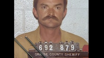 Tahun 1970-an dan awal 1980-an, Randy Kraft, konsultan komputer dengan IQ 129, menjebak pejalan kaki dan meracuni mereka dengan bir yang diberi obat bius. Lalu ia menyiksa, melecehkan dan membunuh mereka, sebelum membuang tubuhnya. Dia ditangkap saat dihentikan petugas Patroli California di jalan bebas hambatan pada tahun 1983. Di Toyota milik Kraft, petugas menemukan marinir muda yang sekarat. Di 1989, juri memvonisnya atas 16 pembunuhan. Setelah jaksa membuktikan total korbannya berjumlah 65 orang atau lebih, dia dijatuhi hukuman mati. Foto: Wikipedia