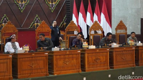 Rapat paripurna DPRD Kabupaten Karangasem, Senin (22/1/2024). (I Wayan Selamat Juniasa)