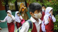 Sebanyak 232 siswa di sekolah tersebut terpaksa dipulangkan lebih awal karena masih adanya bau menyengat dari pabrik kimia PT Chandra Asri yang berjarak sekitar 5 kilometer dari sekolah itu.