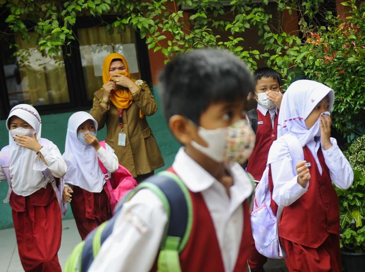 Ratusan Siswa Dipulangkan Akibat Bau Menyengat dari Pabrik Kimia Cilegon