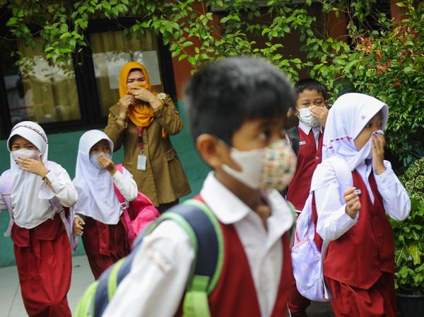 Ratusan Siswa Dipulangkan Akibat Bau Menyengat dari Pabrik Kimia Cilegon