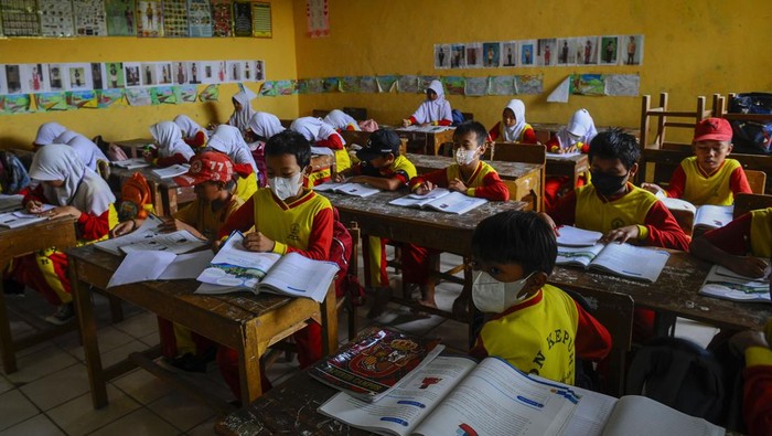 Ratusan Siswa Dipulangkan Akibat Bau Menyengat dari Pabrik Kimia Cilegon Seorang guru mengamati siswa yang dipulangkan lebih awal dampak bau gas di SDN Kepuh, Kota Cilegon, Banten, Selasa (23/1/2024). Sebanyak 232 siswa di sekolah tersebut terpaksa dipulangkan lebih awal karena masih adanya bau menyengat dari pabrik kimia PT Chandra Asri yang berjarak sekitar 5 kilometer dari sekolah itu. ANTARA FOTO/Muhammad Bagus Khoirunas/wpa.
