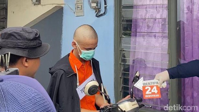 Rekonstruksi pembunuhan mahasiswi oleh tersangka Argiyan Arbirama di Depok.