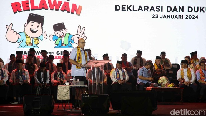 Adik Prabowo, Hashim Djojohadikusumo dan Ketua TKN Rosan Roeslani hadir dalam acara Relawan Betawi Dukung Prabowo Gibran di Tenis Indoor Senayan, Jakarta, Selasa (23/1/2024). Relawan Betawi resmi mendukung Prabowo Gibran dalam Pilpres 2024. Dalam acara ini Prabowo batal hadir ke acara itu karena tidak enak badan karena habis dari luar kota