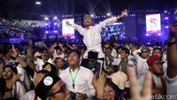 Para relawan tampak terhibur oleh aksi panggung penyanyi. 