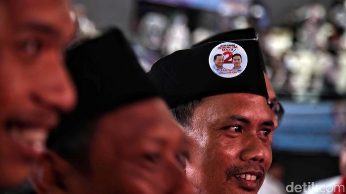 Adik Prabowo, Hashim Djojohadikusumo dan Ketua TKN Rosan Roeslani hadir dalam acara Relawan Betawi Dukung Prabowo Gibran di Tenis Indoor Senayan, Jakarta, Selasa (23/1/2024).  Relawan Betawi resmi mendukung Prabowo Gibran dalam Pilpres 2024. Dalam acara ini Prabowo batal hadir ke acara itu karena tidak enak badan karena habis dari luar kota