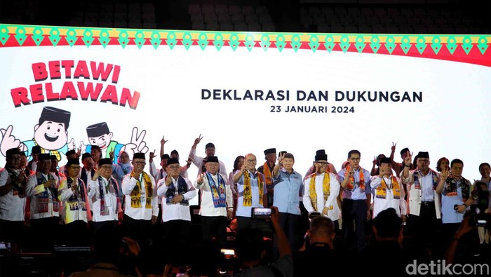 Relawan Betawi Deklarasi Dukung Prabowo-Gibran Adik Prabowo, Hashim Djojohadikusumo dan Ketua TKN Rosan Roeslani hadir dalam acara Relawan Betawi Dukung Prabowo Gibran di Tenis Indoor Senayan, Jakarta, Selasa (23/1/2024). Relawan Betawi resmi mendukung Prabowo Gibran dalam Pilpres 2024. Dalam acara ini Prabowo batal hadir ke acara itu karena tidak enak badan karena habis dari luar kota
