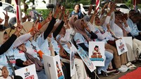 Emak-emak yang hadir dalam deklarasi merupakan pelaku UMKM. Mereka pun menaruh harapan agar emak-emak diberikan perhatian berupa pelatihan maupun bantuan modal usaha. 