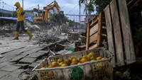 Revitalisasi meliputi bentuk bangunan dengan tampilan modern dan dilengkapi ruang terbuka hijau serta fasilitas pendukung lainnya.