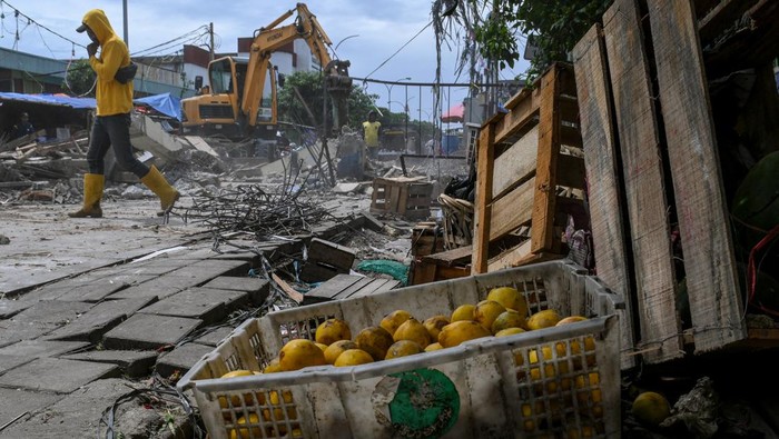 Revitalisasi Pasar Anyar Tangerang Petugas menggunakan alat berat membongkar gapura Pasar Anyar di Tangerang, Banten, Selasa (23/1/2024). Kementerian PUPR bersama Pemkot Tangerang menganggarkan Rp140 miliar untuk merevitalisasi Pasar Anyar dengan bentuk bangunan dan tampilan modern dan dilengkapi ruang terbuka hijau serta fasilitas pendukung lainnya. ANTARA FOTO/Sulthony Hasanuddin/wpa.