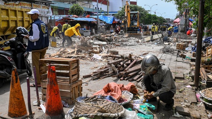 Revitalisasi Pasar Anyar Tangerang Petugas menggunakan alat berat membongkar gapura Pasar Anyar di Tangerang, Banten, Selasa (23/1/2024). Kementerian PUPR bersama Pemkot Tangerang menganggarkan Rp140 miliar untuk merevitalisasi Pasar Anyar dengan bentuk bangunan dan tampilan modern dan dilengkapi ruang terbuka hijau serta fasilitas pendukung lainnya. ANTARA FOTO/Sulthony Hasanuddin/wpa.
