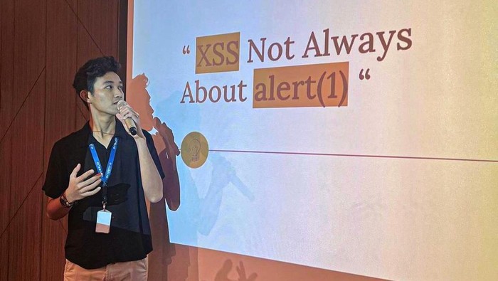 Rona Febriana saat beraktivitas sebagai It Security