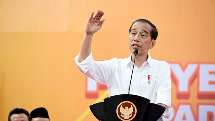 Jokowi saat memberikan bantuan ke petani gagal panen di wilayah Grobogan, Jawa Tengah, Selasa (23/1/2024).