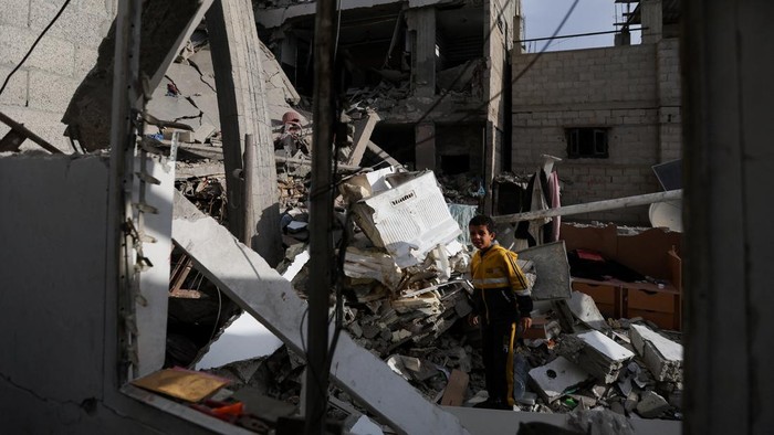 A child stands at the site of an Israeli strike on a house, amid the ongoing conflict between Israel and the Palestinian Islamist group Hamas, in Rafah in the southern Gaza Strip, January 17, 2024. REUTERS/Ibraheem Abu Mustafa