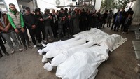 Para pelayat berdoa di samping mayat termasuk empat warga Palestina yang tewas dalam serangan Israel terhadap mobil, di tengah konflik yang sedang berlangsung antara Israel dan kelompok Islam Palestina Hamas, di Rafah di Jalur Gaza selatan, 21 Januari 2024.
