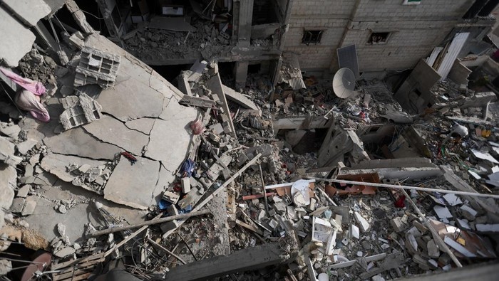 Palestinians look at the site of an Israeli strike on a house, amid the ongoing conflict between Israel and the Palestinian Islamist group Hamas, in Rafah in the southern Gaza Strip, January 17, 2024. REUTERS/Ibraheem Abu Mustafa