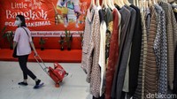 Selain itu terdengar juga suara musik-musik terkini yang terus diputar melalui speaker-speaker yang ada di toko. Kemudian kawasan perbelanjaan ini juga dilengkapi dengan sistem pendingin ruangan yang terasa cukup sejuk meski matahari bersinar terik di luar bangunan.