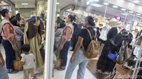 Di luar itu banyaknya lampu di sepanjang koridor dan toko-toko membuat area ini menjadi terlihat sangat cerah. Kondisi ini membuat kawasan perbelanjaan ini terasa sangat modern dan nyaman untuk dikunjungi.