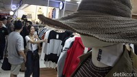 Kawasan Little Bangkok terlihat sudah cukup padat berkat banyaknya pengunjung yang lalu lalang. Selayaknya di kawasan Pasar Tanah Abang lainnya, para pedagang dengan lantang menawarkan barang dagangannya setiap ada pelanggan yang melintas.