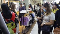 Sebagai informasi, kawasan perbelanjaan ini disebut-sebut terinspirasi dari fenomena penjualan pakaian online yang marak melalui jastiper (jasa titip) dan selebgram yang melakukan live shopping di Bangkok.