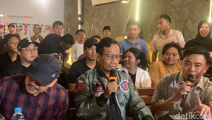 Seorang kakek di Semarang, Jono, mengeluhkan RW-nya yang tak mendapat sertifikat tanah ke cawapres nomor urut 3, Mahfud Md. Mahfud minta bukti untuk dicek. (Mulia Budi/detikcom)