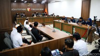 Dalam putusannya, pemohon dipersilakan memperbaiki kelengkapan dokumen administrasi oleh Bawaslu.