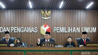 Ketua Bawaslu Rahmat Bagja (tengah) didampingi anggota Puadi (kedua kiri) dan Totok Haryono (kedua kanan) memimpin sidang pembacaan putusan penyelesaian sengketa proses pemilu 2024 mengenai adanya perubahan daftar calon tetap (DCT) anggota DPR Pemilu 2024 dapil Sumut 2 dan 3 yang diajukan pemohon dari PKS kepada termohon KPU di Gedung Bawaslu, Jakarta, Selasa (23/1/2024).