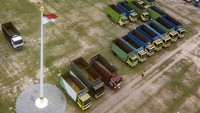 Para sopir truk menuntut pembukaan jalan nasional untuk angkutan batu bara yang saat ini sedang ditutup di daerah itu. Para sopir truk menuntut pembukaan jalan nasional untuk angkutan batu bara yang saat ini sedang ditutup di daerah itu.