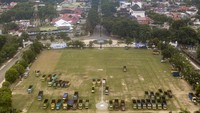 Sebagian truk diparkir lapangan sekitar kantor gubernur setempat. Sebagian truk diparkir lapangan sekitar kantor gubernur setempat.