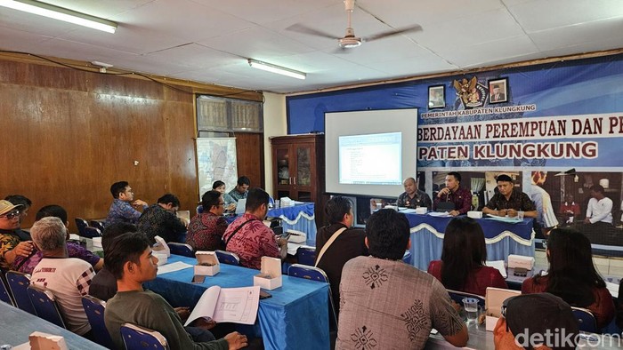 Sosialisasi kepada penerima bantuan bedah dan rehab rumah untuk warga miskin di kantor Dinsos Klungkung, Selasa (21/1/2024). (Putu Krista/detikBali)