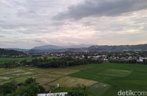 Suasana Kota Bima yang dilihat dari ketinggian bukit Jatiwangi, Kota Bima, NTB, Minggu (21/1/2024). (Dok. Rafiin/detikBali)