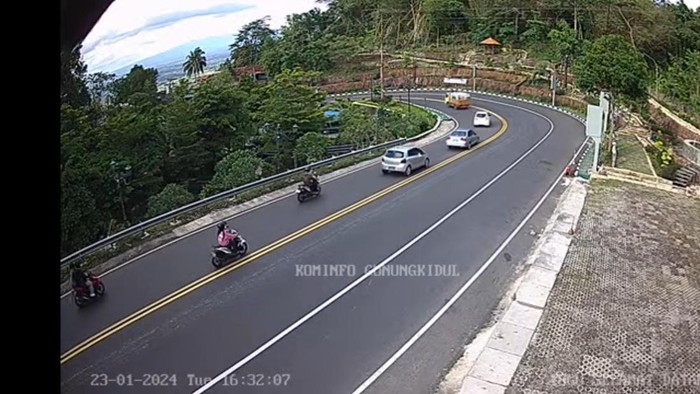 Suasana lalu lintas Jalan Jogja-Wonosari, Patuk, Gunungkidul, Selasa (23/1/2024) pukul 16.32 WIB.
